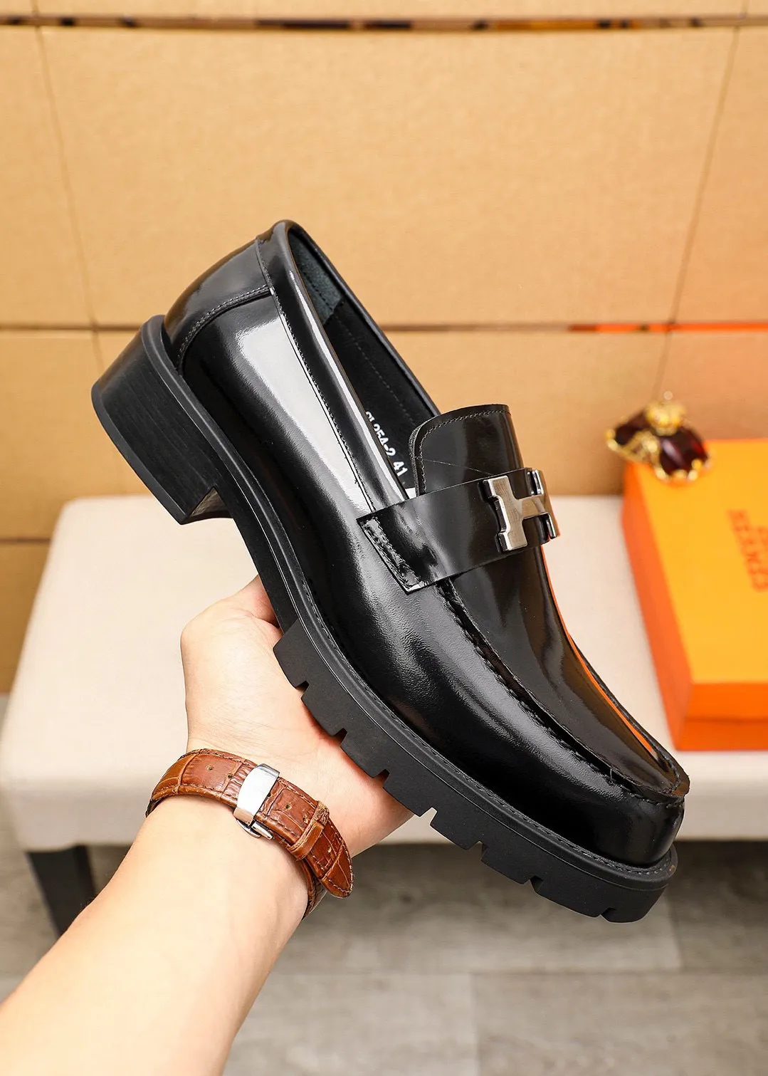 Men's shoes 💰460 💐 Product trademark: HERMES "Hermès" casual leather shoes Regular size: 39-44 (38.45🉑️customized) Product materials: Selected imported first-layer open-edge beaded cowhide upper + classic hardware buckle, imported water-dyed 🐂 cowhide lining. Strong three-dimensional visual effect, non-slip and wear-resistant rubber outsole Color: 1⃣️color optional